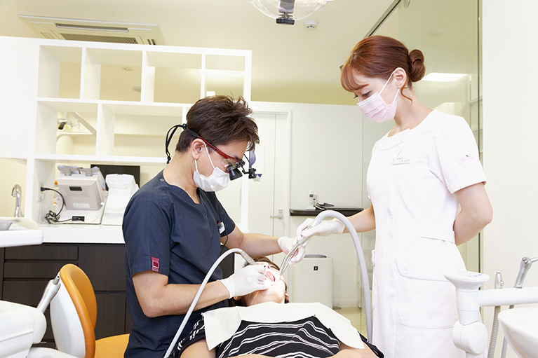 立川の歯医者・歯科、くどう歯科クリニック(審美歯科・マウスピース矯正)の虫歯治療は単に歯を治すだけではなく、お口の中を健康にするためのむし歯治療です。